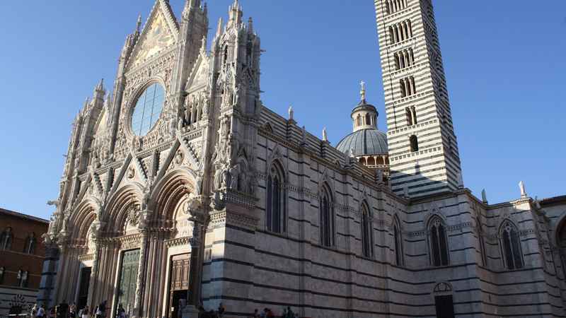 Terza e ultima cattedrale che prendiamo in considerazione in questo articolo è quella dedicata a Santa Maria Assunta a Siena, una delle chiese gotiche più