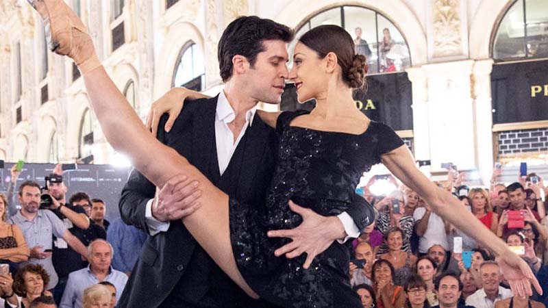 La Galleria come una milonga: il tango di Roberto Bolle e Nicoletta Manni incanta Milano