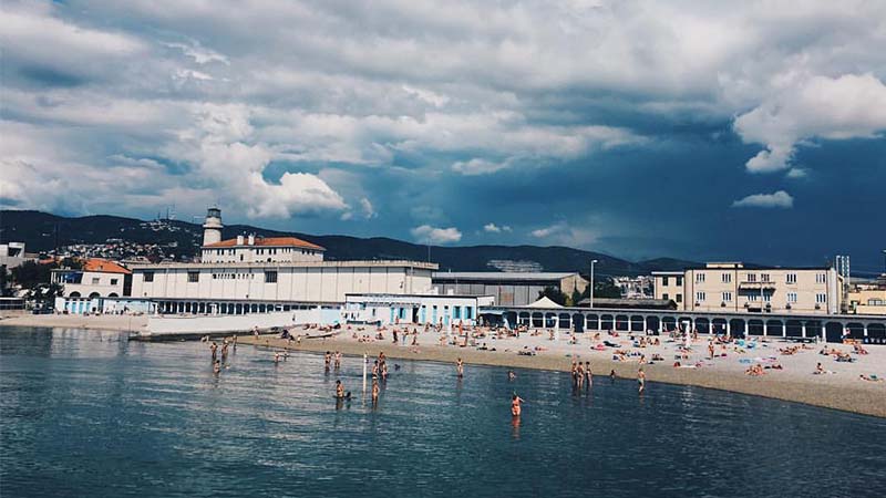 A Trieste l'ultima spiaggia d'Europa divisa per sessi