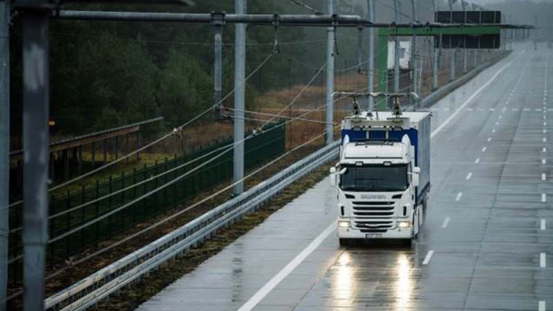 In Lombardia i tir viaggiano sull'autostrada elettrificata