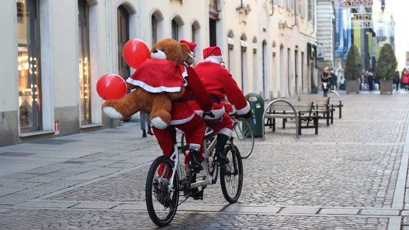 Il grande raduno solidale di Babbi Natale a Torino