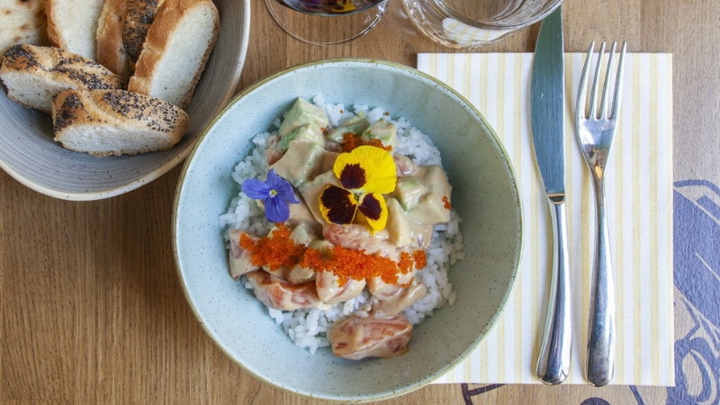 Dove mangiare Poke Bowl: la moda food che spopola in Italia